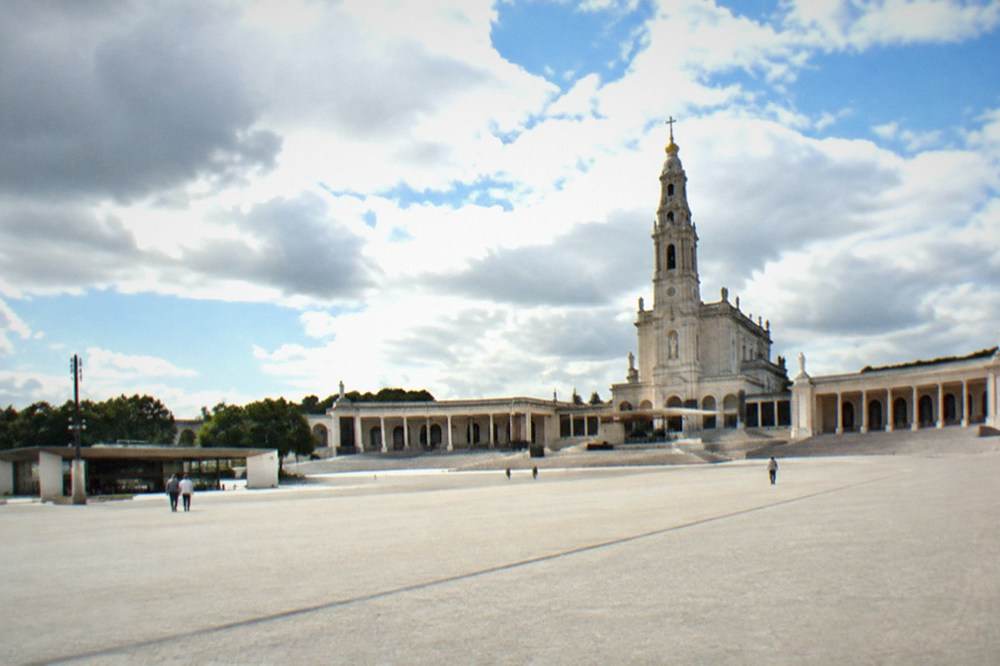 The esplanade and basilica of the Fátima sanctuary on a bright day